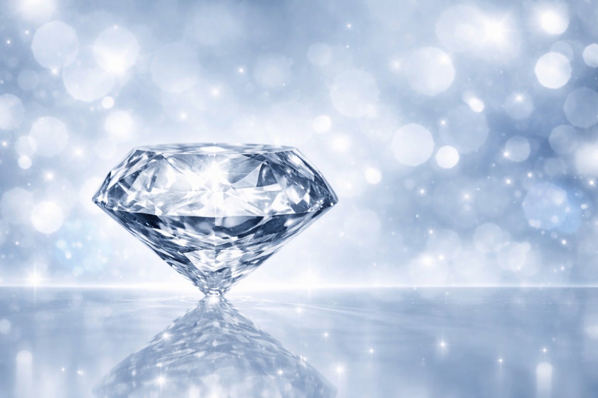 Diamant de laboratoire taille brillant illustrant la brillance et la pureté d’un diamant de synthèse de haute qualité - Laveran Paris